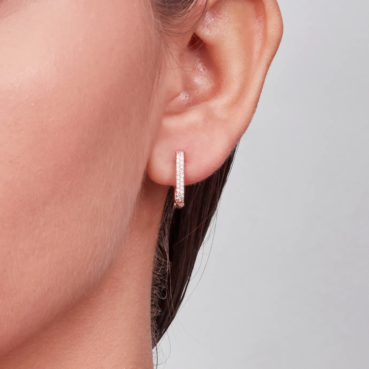 Cercei și brățări cu diamante – Accesorii discrete care schimbă totul