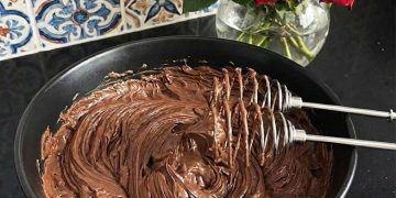 Rețetă de cremă de ciocolată excelentă pentru torturi sau prăjituri